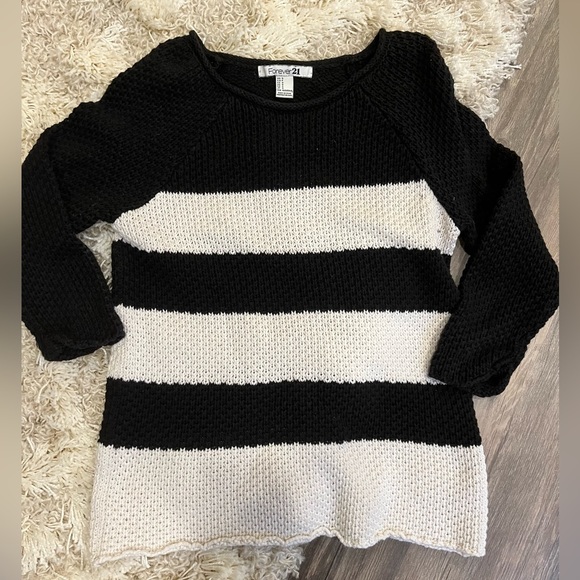 Forever 21 Black & White Striped Sweater size Small - Picture 1 of 2
